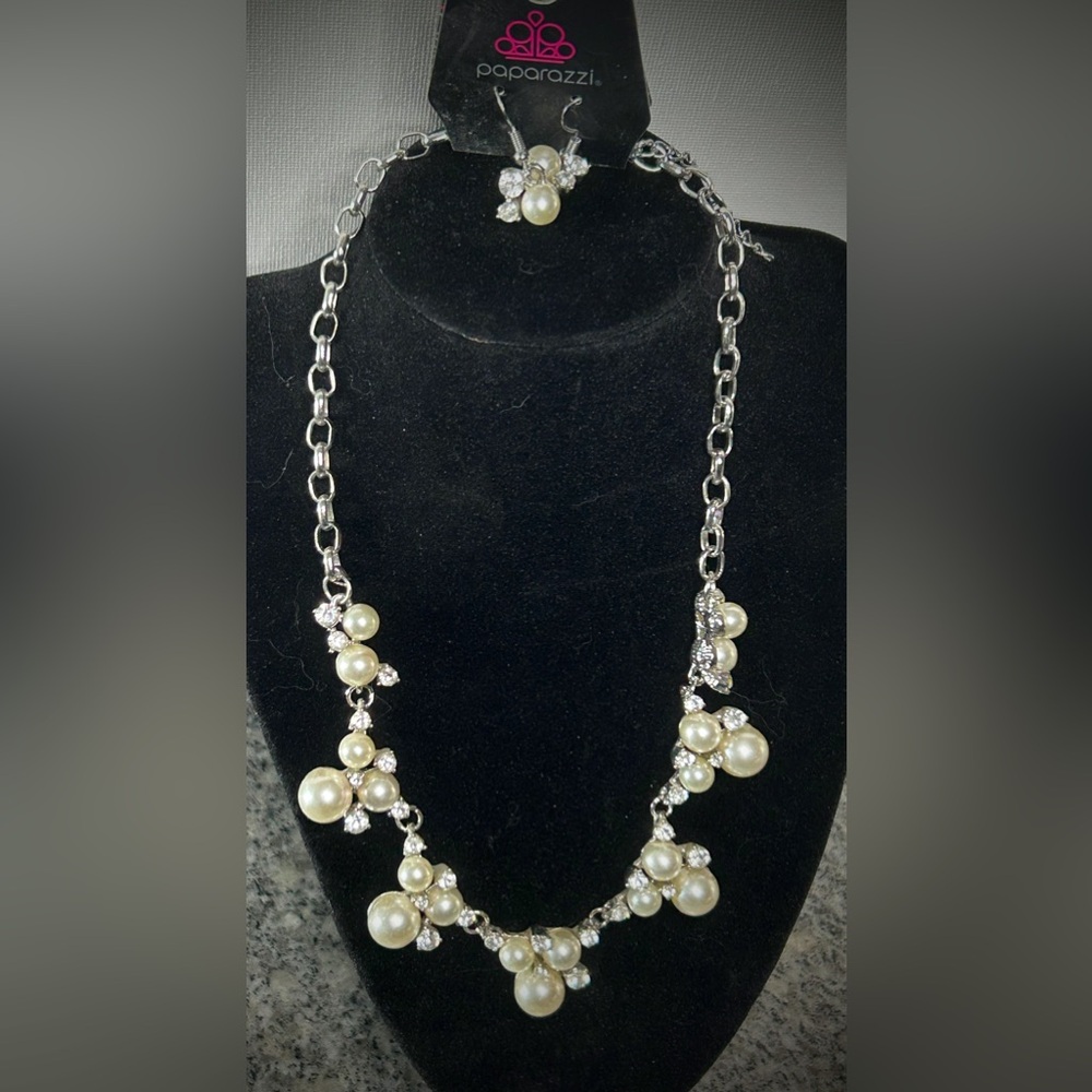 Paparazzi Silver and Cream Pearl Necklace